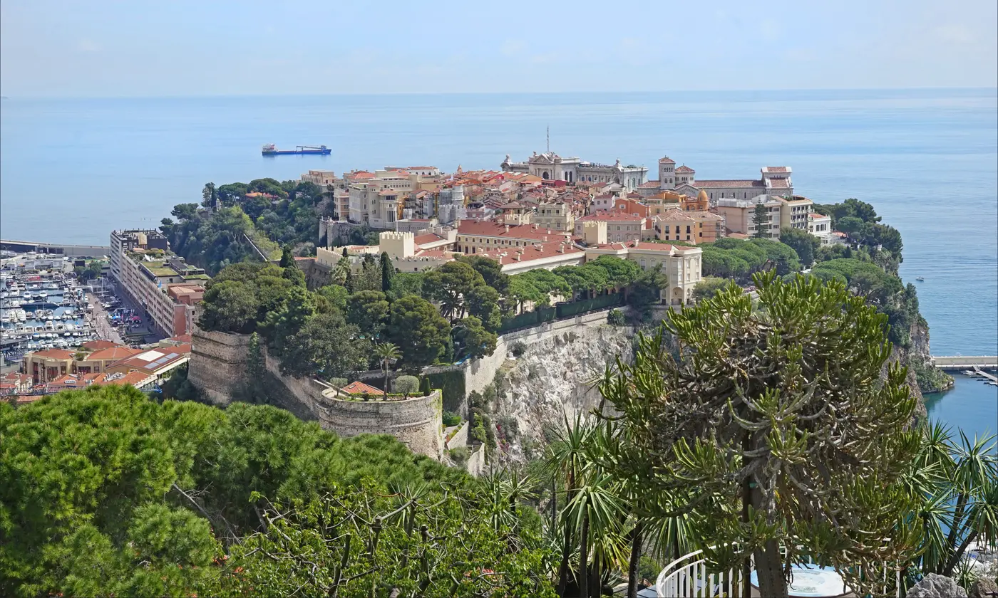 Le Rocher de Monaco et le Palais princier dominant la Méditerranée, vus depuis les hauteurs du Jardin exotique, Monaco