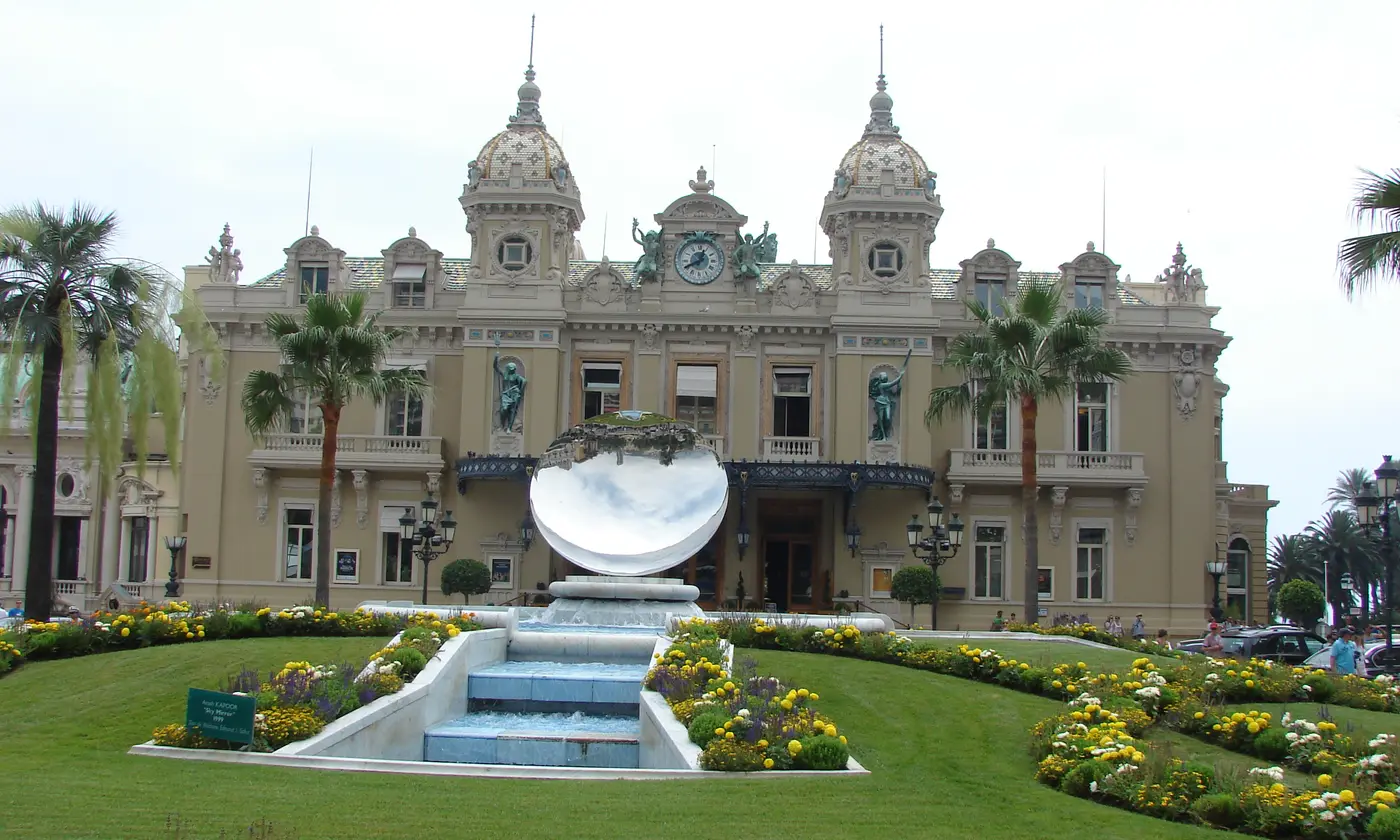 Façade Belle Époque du Casino de Monte-Carlo, ses deux tours et la fontaine au miroir face aux jardins fleuris de la place du Casino, Monaco