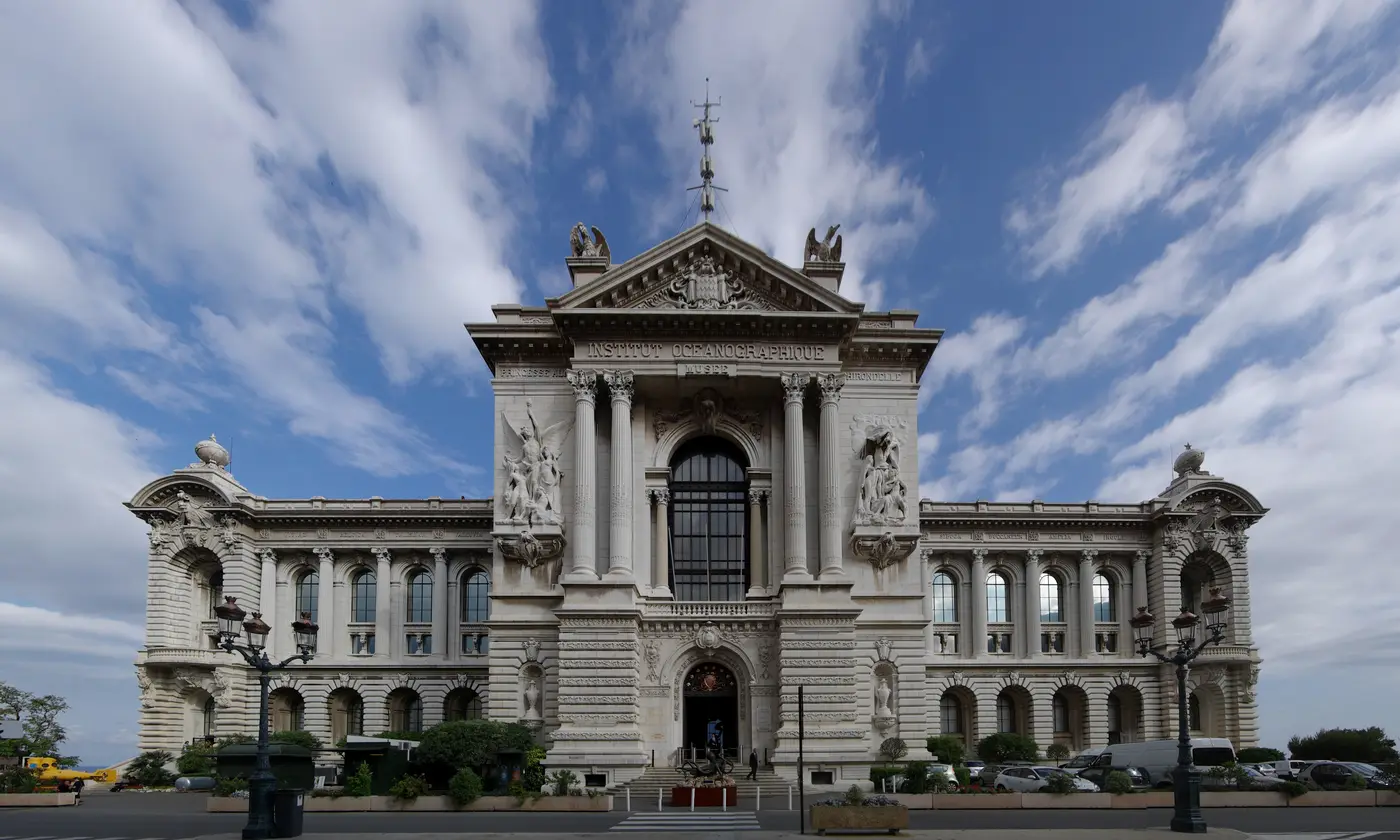 Façade monumentale du Musée océanographique et ses lampadaires anciens, Monaco