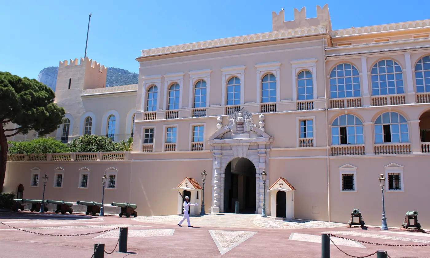 Portail du palais princier avec ses canons historiques et un carabinier sur la place du Palais, Monaco