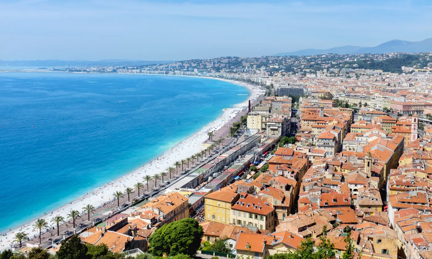 La courbe de la baie des Anges et les toits rouges du Vieux-Nice vus depuis la colline du Château, Nice