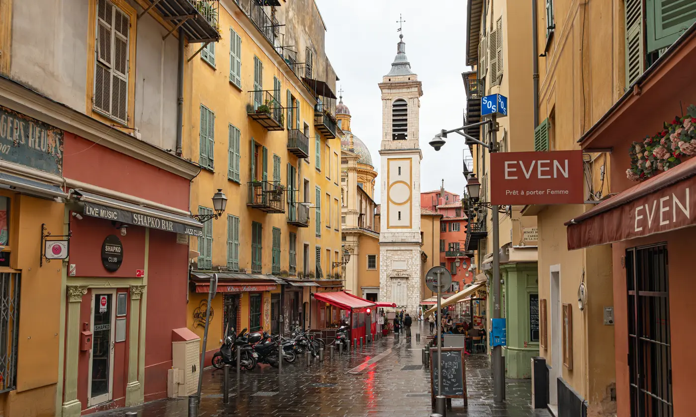 La rue Rossetti au cœur du Vieux-Nice, façades ocre et clocher de la cathédrale Sainte-Réparate, Nice