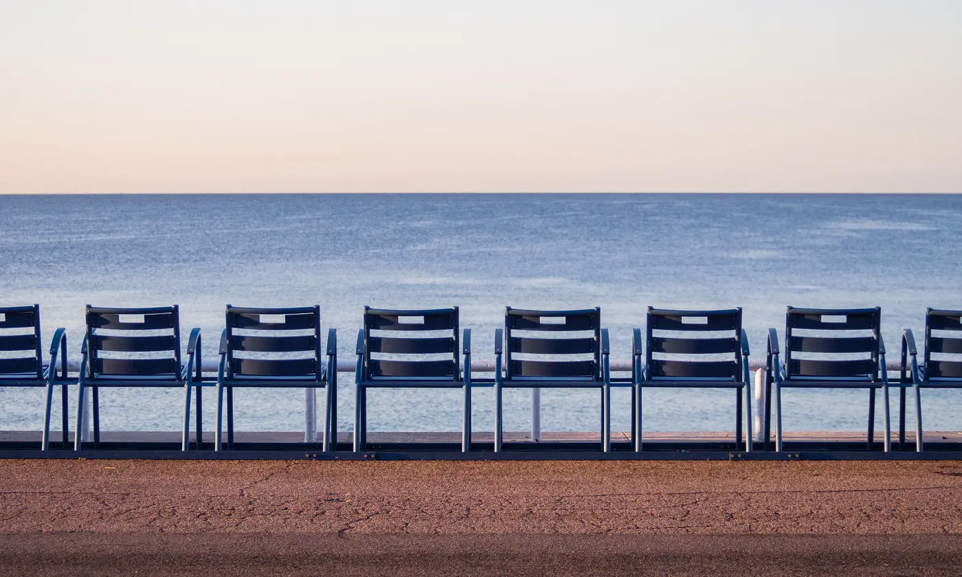 Les célèbres chaises bleues alignées face à la Méditerranée sur la promenade des Anglais, Nice