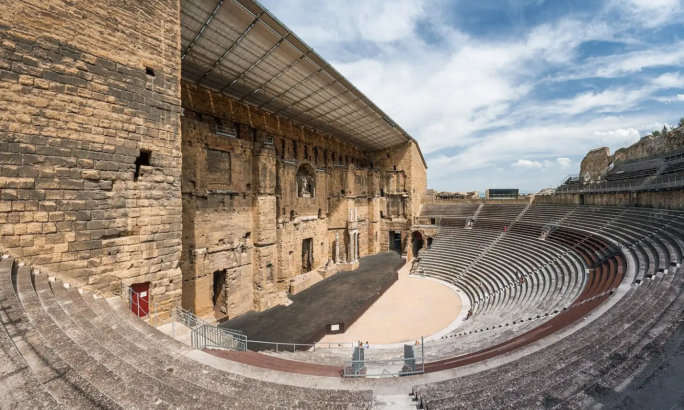Le mur de scène et les gradins du théâtre antique d'Orange