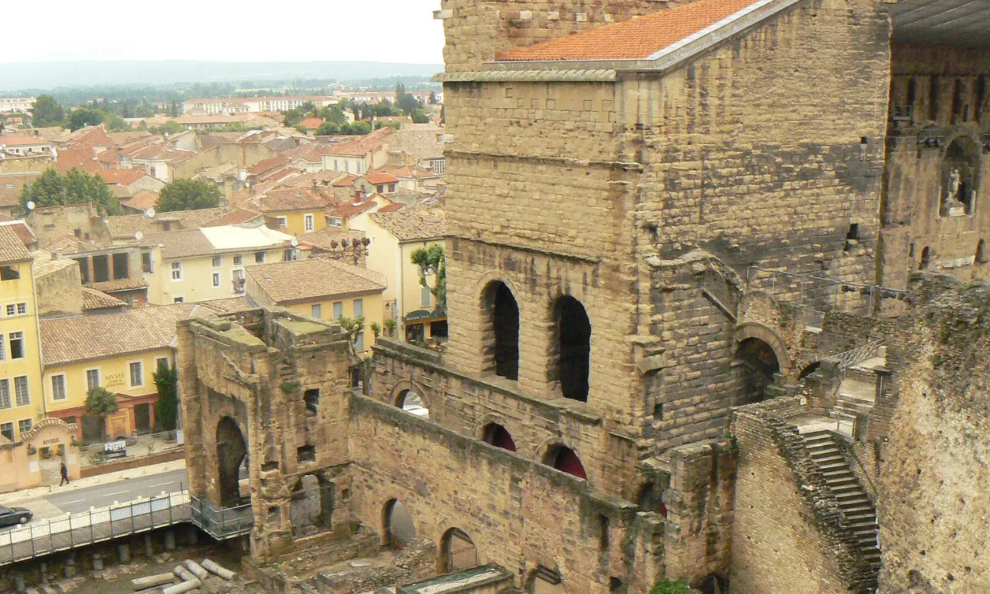 Le théâtre antique d'Orange et les toits de la vieille ville vus de la colline Saint-Eutrope