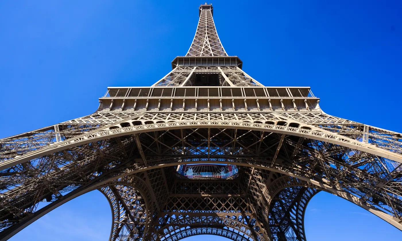 La Tour Eiffel vue en contre-plongée sous un ciel bleu éclatant, Paris