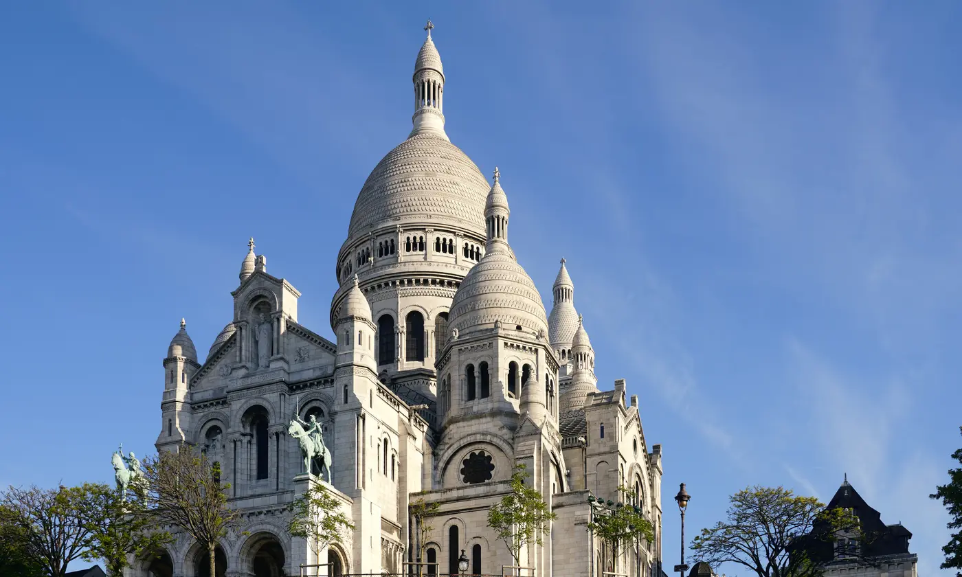 La basilique du Sacré-Cœur au sommet de la butte Montmartre au petit matin, Paris