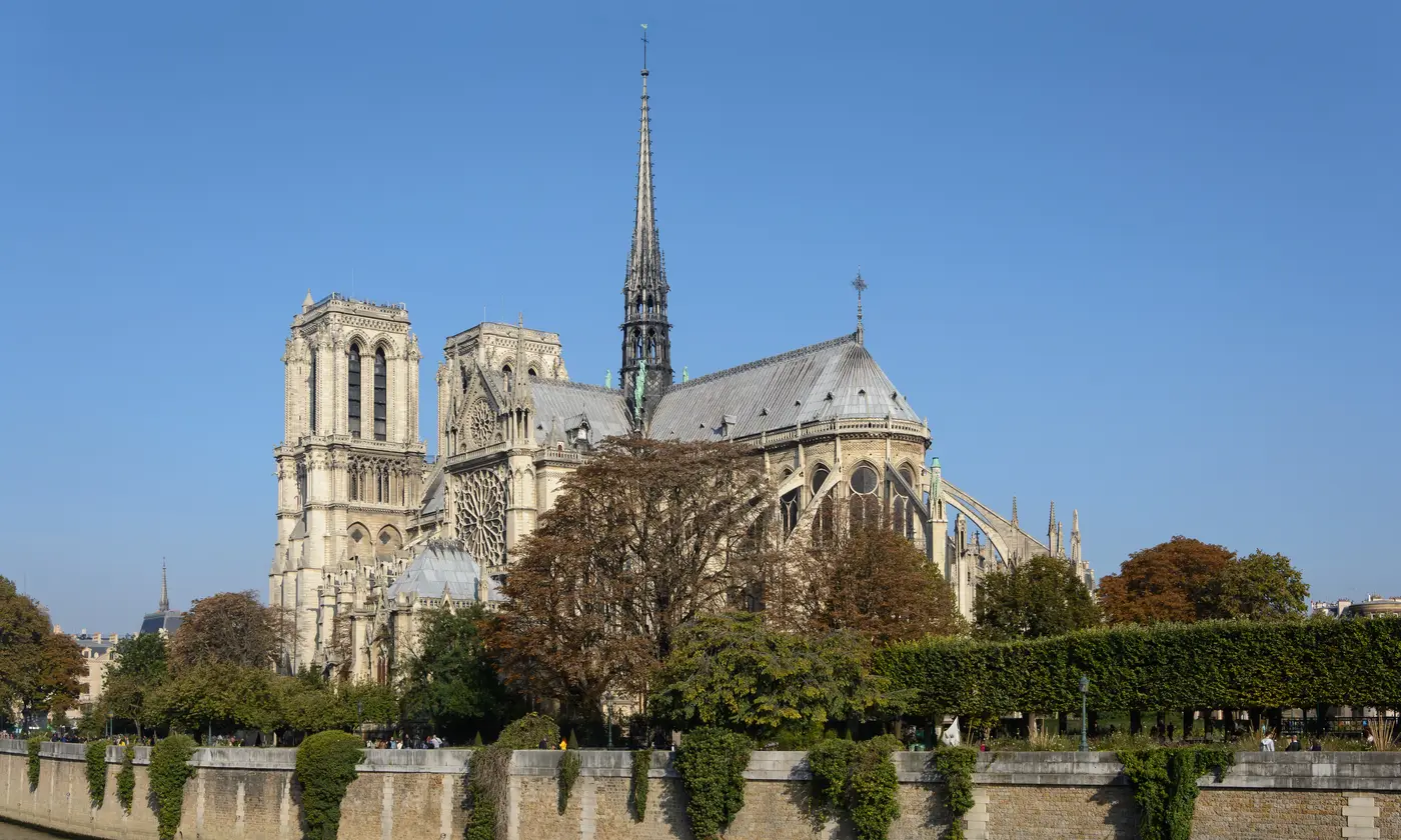 La cathédrale Notre-Dame, sa flèche et ses arcs-boutants vus depuis les quais de la Seine, Paris