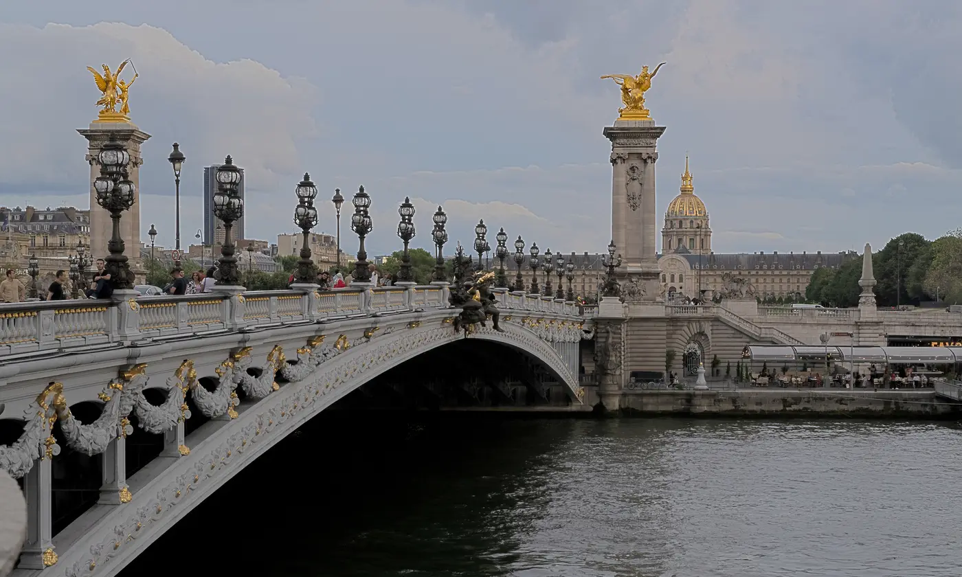 Le pont Alexandre III enjambant la Seine, ses statues dorées et le dôme des Invalides, Paris