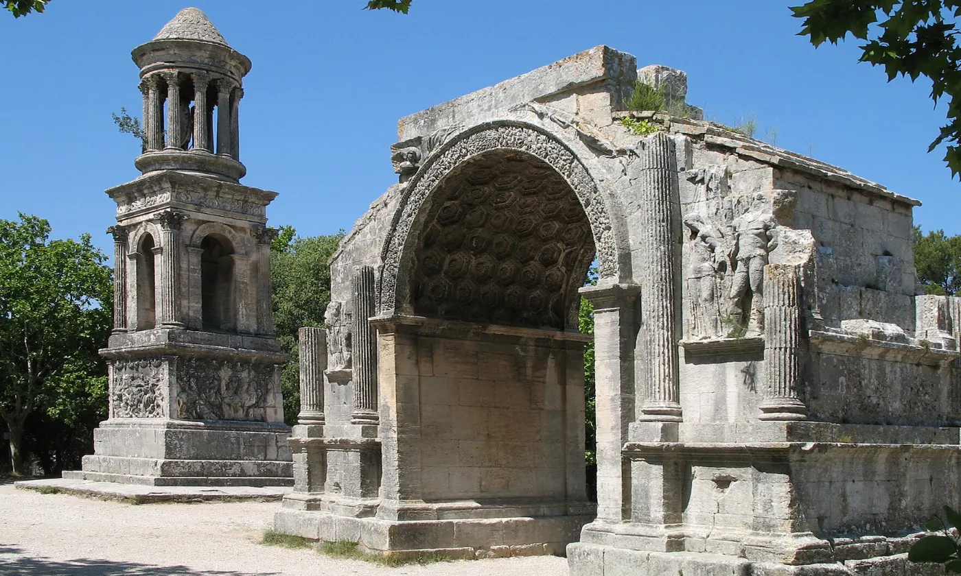 Le mausolée et l'arc romains des Antiques, à l'entrée du site de Glanum à Saint-Rémy-de-Provence