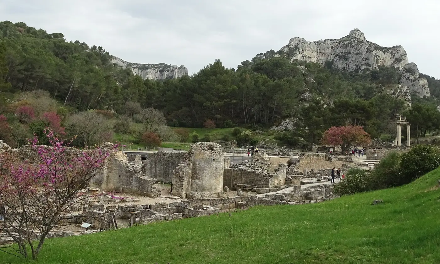 Les vestiges de la cité gallo-romaine de Glanum au pied des Alpilles, à Saint-Rémy-de-Provence