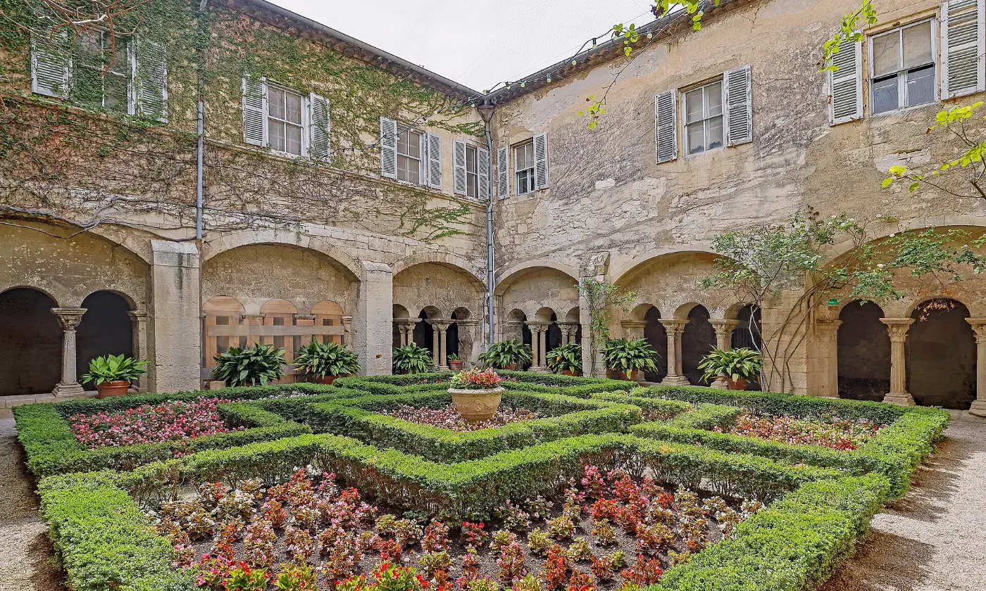 Le cloître roman de Saint-Paul-de-Mausole et son jardin fleuri, à Saint-Rémy-de-Provence