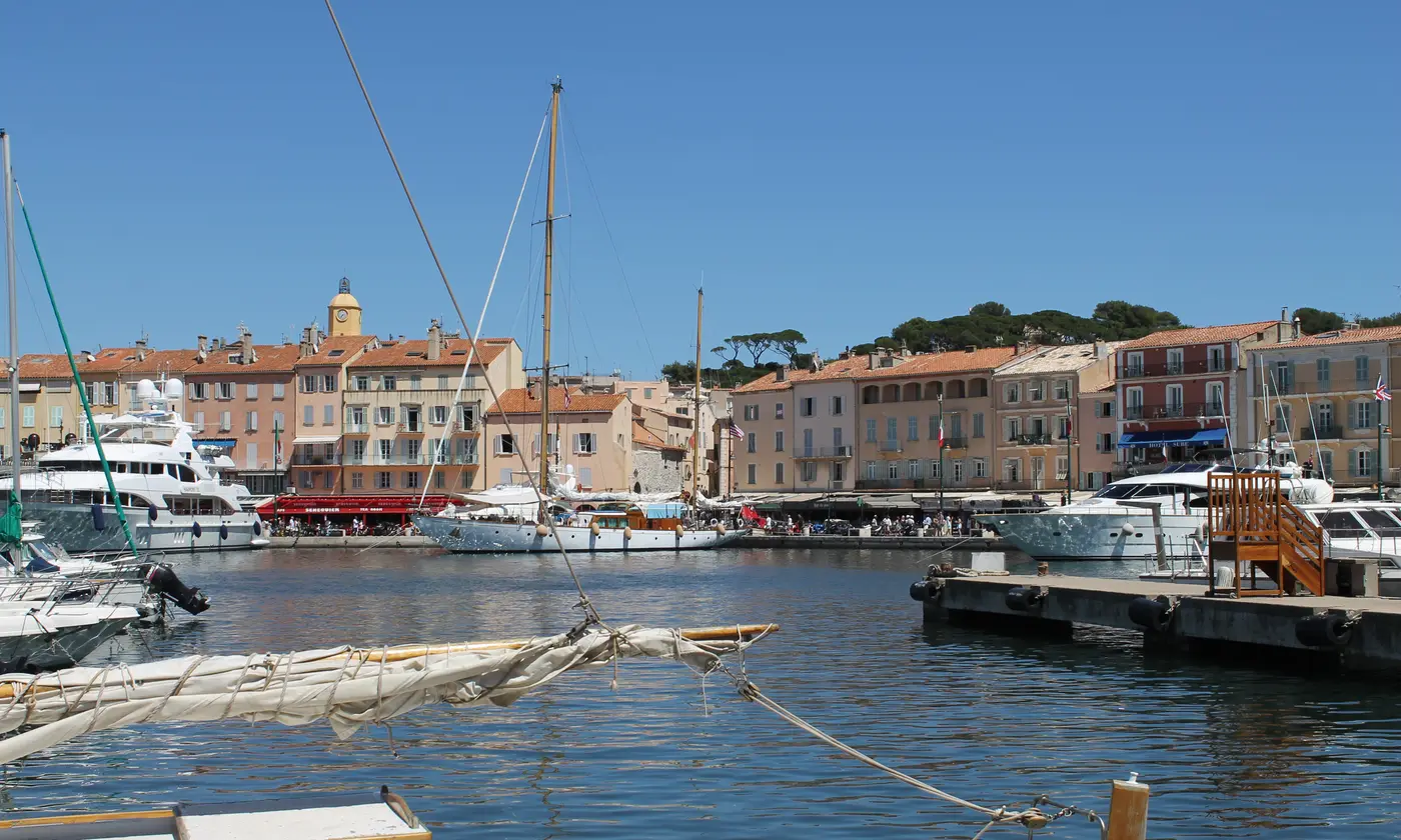 Yachts et voiliers amarrés dans le Vieux-Port devant les façades ocre et le clocher, Saint-Tropez
