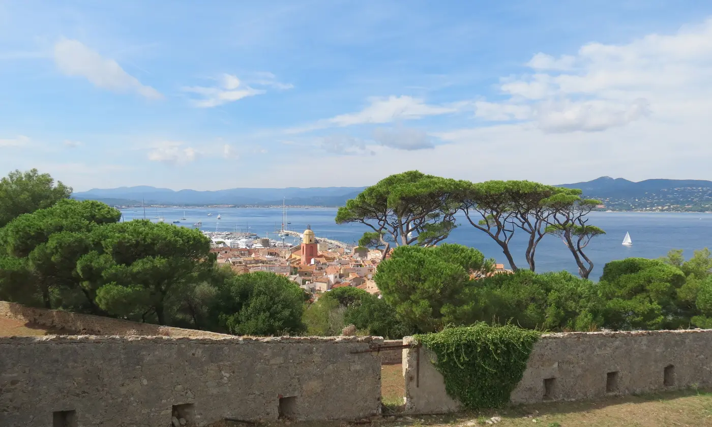 Vue depuis les remparts de la citadelle sur les toits du village, le clocher et le golfe, Saint-Tropez
