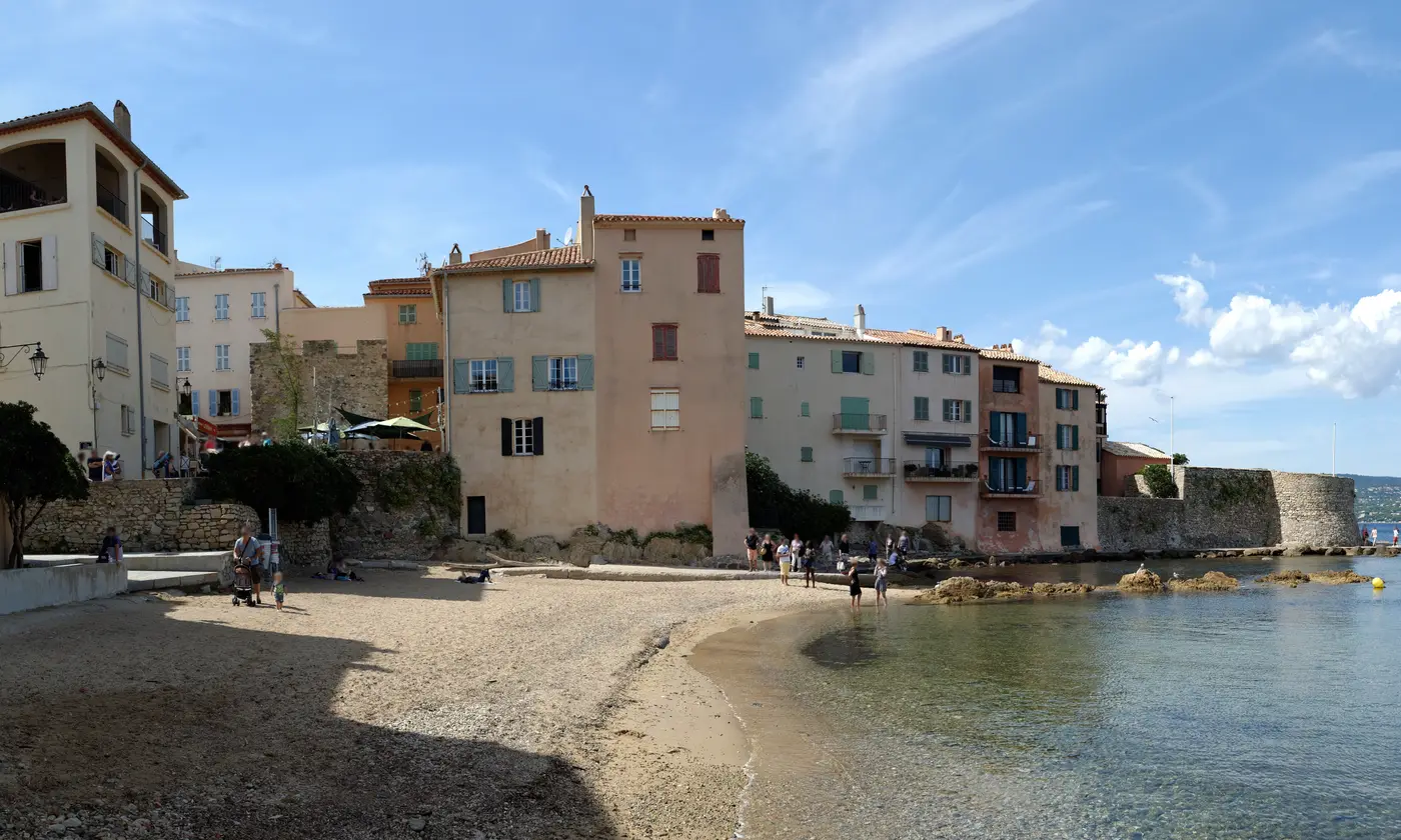 Façades pastel et petite plage du quartier des pêcheurs de la Ponche, Saint-Tropez