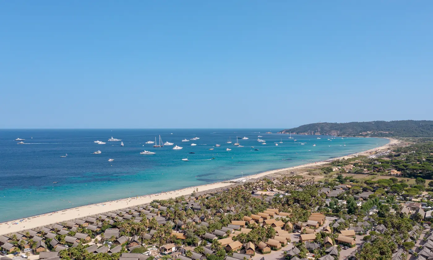 La longue bande de sable et les eaux turquoise de la plage de Pampelonne vues du ciel, Saint-Tropez