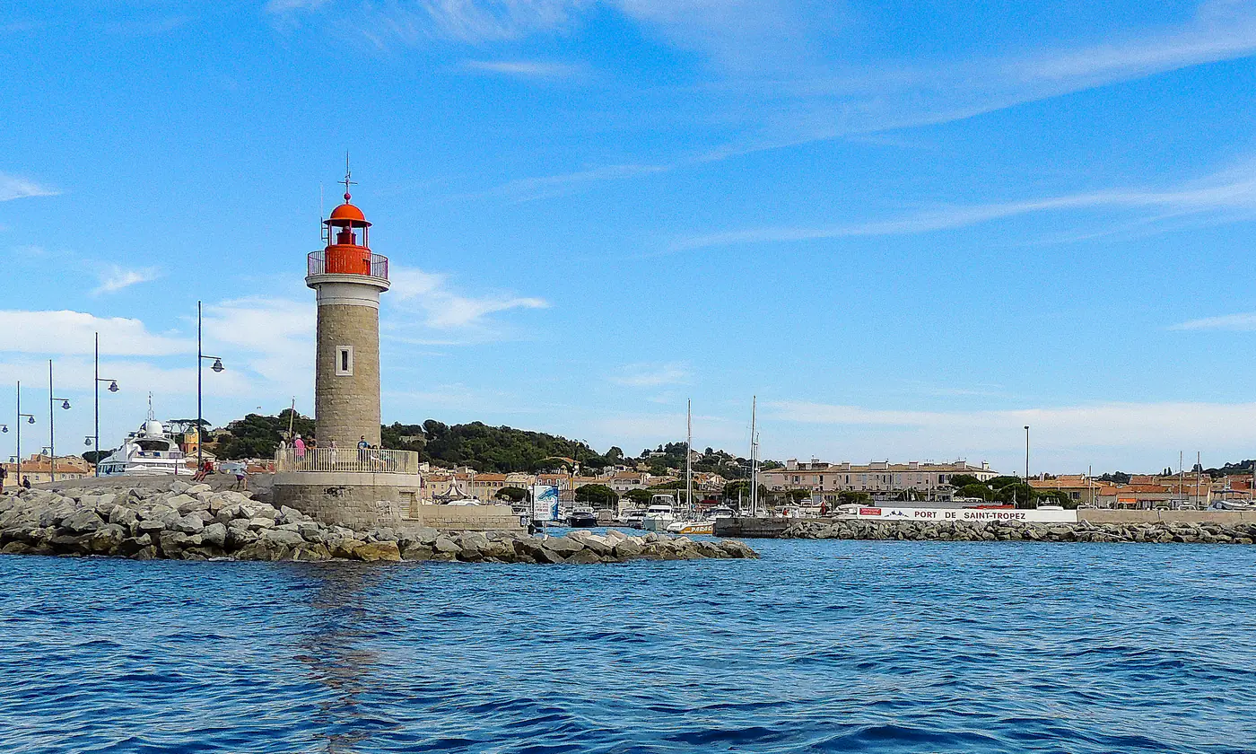 Le phare rouge du môle Jean Réveille à l’entrée du port, Saint-Tropez