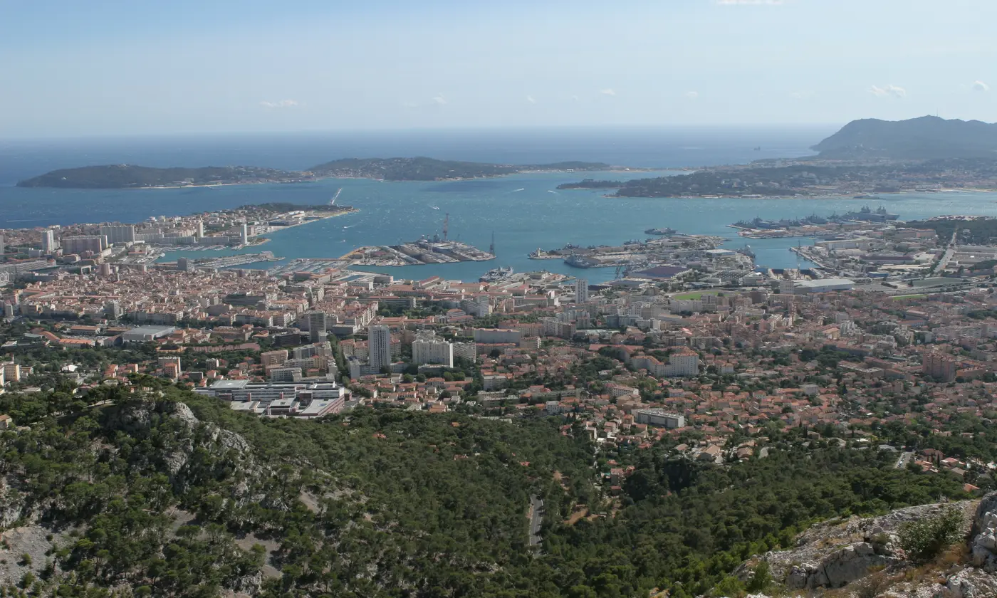 Vue panoramique sur la rade de Toulon, son port et la presqu'île de Saint-Mandrier depuis le mont Faron, Toulon