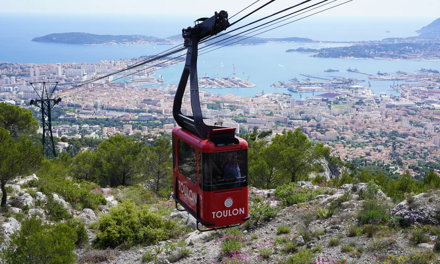 Cabine rouge du téléphérique du mont Faron au-dessus de la ville et de la rade, Toulon