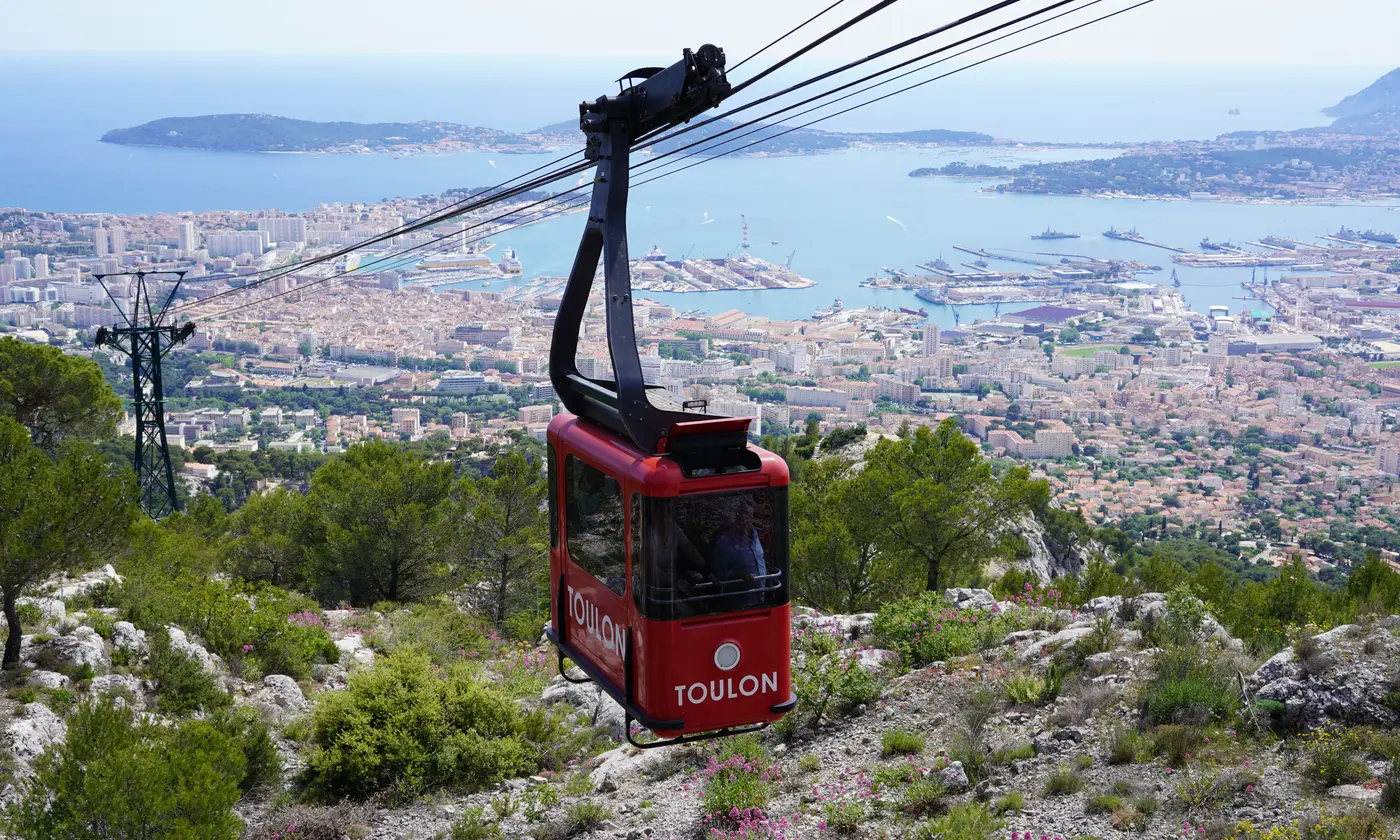 Cabine rouge du téléphérique du mont Faron surplombant la ville et la rade, Toulon