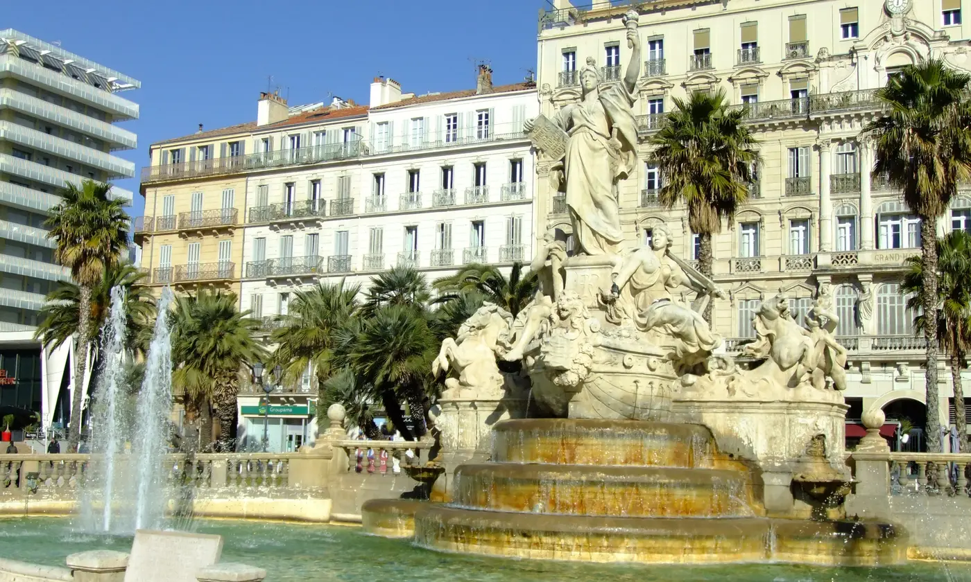 Fontaine de la Fédération et façades élégantes sous le soleil, place de la Liberté, Toulon