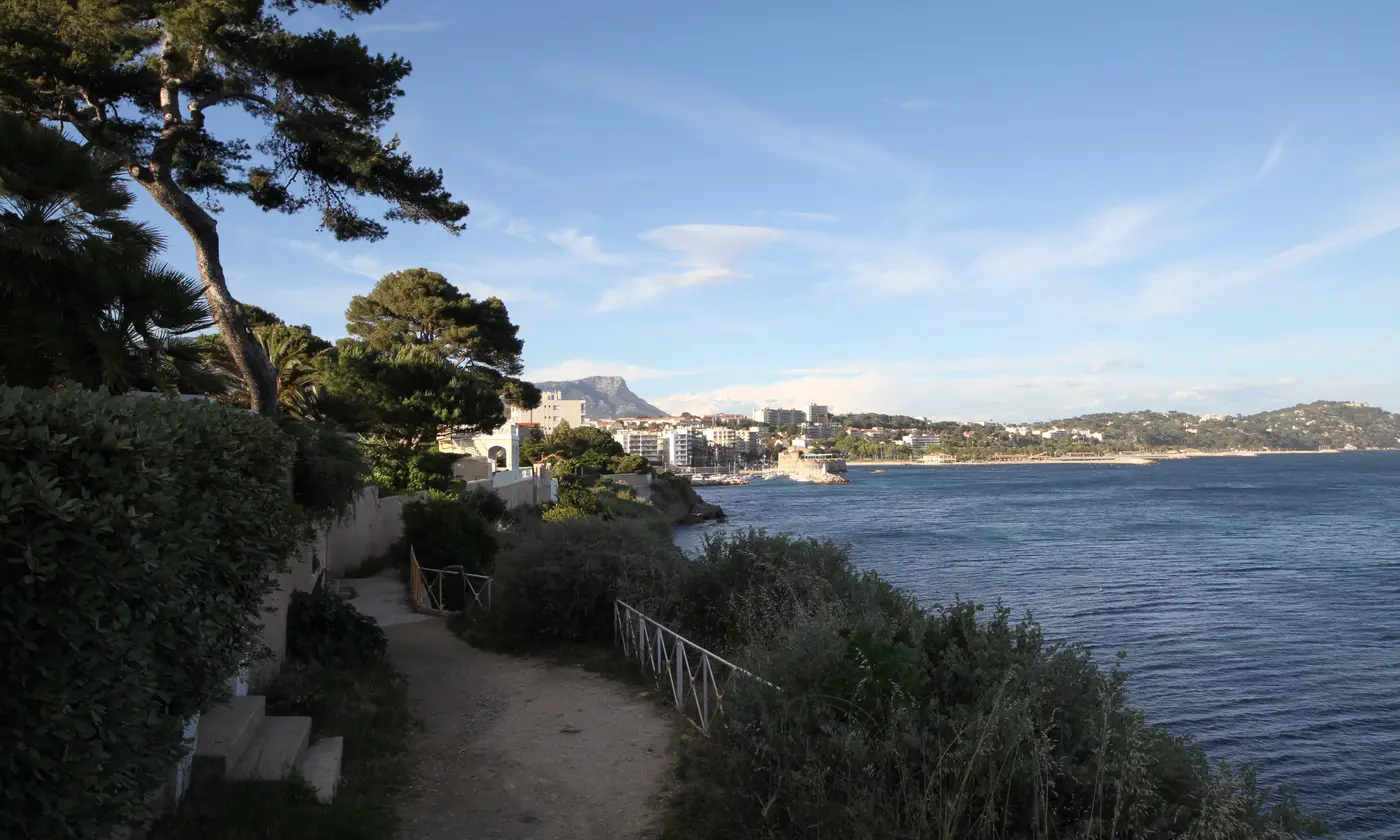 Sentier du littoral entre pins et anses aux eaux bleues au Mourillon, Toulon