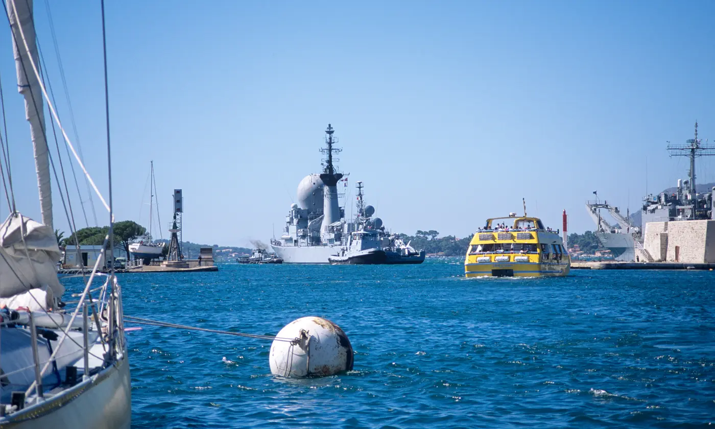Navette maritime jaune et bateaux dans les eaux bleues du port, Toulon